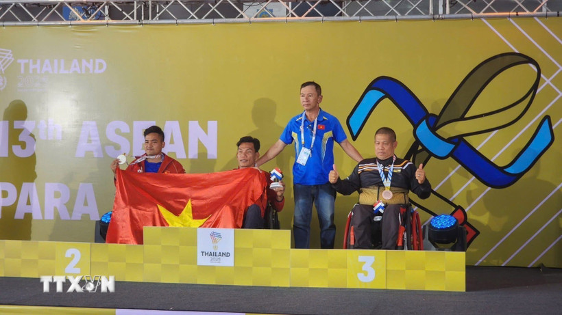 Vận động viên Võ Văn Tùng giành huy chương Vàng và Nguyễn Viết Đại giành huy chương Bạc môn ném lao F33-F34. (Ảnh: TTXVN phát)