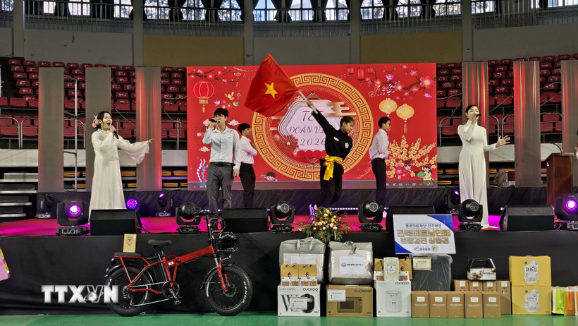 Cộng đồng người Việt Nam tại thành phố Jeonju, tỉnh Jeonbuk, Hàn Quốc, tổ chức chương trình gặp mặt mừng Xuân với nhiều hoạt động văn hóa. (Ảnh: Đức Thắng/TTXVN)