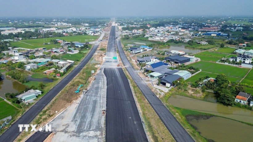 Các đoạn tuyến đã hoàn thành thảm nhựa, bảo đảm yêu cầu kỹ thuật và mỹ quan chung của tuyến cao tốc. (Ảnh: Giang Phương/TTXVN)