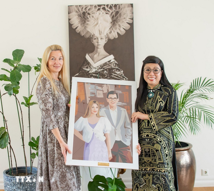 Phu nhân Lê Thị Bích Trân dành tặng món quà vô cùng ý nghĩa cho Phu nhân Evelin Oras. Đó là bức tranh ghép hình Thủ tướng Estonia Kristen Michal và Phu nhân Evelin Oras từ gần 2.000 mảnh vải. (Ảnh: TTXVN)