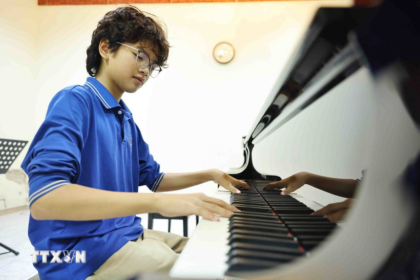 Cao Phú Quý trong giờ luyện tập piano tại Học viện Âm nhạc Quốc gia Việt Nam. (Ảnh: Minh Đức/TTXVN)