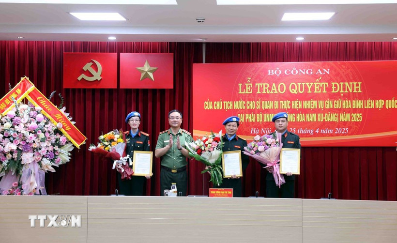 Trung tướng Phạm Thế Tùng, Thứ trưởng Bộ Công an trao quyết định của Chủ tịch nước cho sĩ quan đi thực hiện nhiệm vụ gìn giữ hòa bình Liên hợp quốc tại Phái bộ UNMISS (Cộng hòa Nam Sundan) năm 2025. (Ảnh: Phạm Kiên/TTXVN)