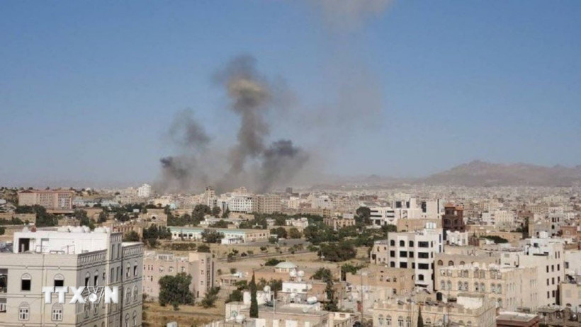 Khói bốc lên sau cuộc không kích nhằm vào các vị trí của lực lượng Houthi ở Sanaa, Yemen. (Ảnh: THX/TTXVN)