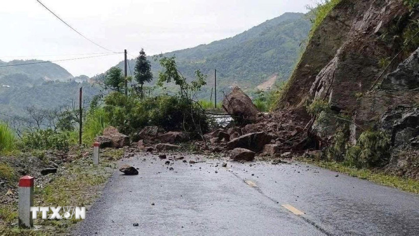 Taluy dương bị sạt, đất đá tràn xuống mặt đường tại Km 31 tỉnh lộ 177, đoạn qua thôn Tân Mình, xã Nậm Ty, huyện Hoàng Su Phì, gây tắc nghẽn giao thông toàn tuyến. (Ảnh: TTXVN phát)