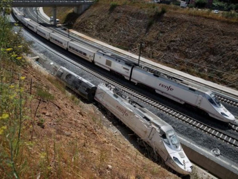 Một toa của đoàn tàu trật bánh đã bị lật ngửa hoàn toàn. (Ảnh: Ref)