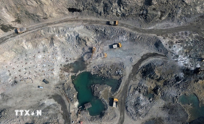 Hoạt động khai thác quặng lộ thiên tại khai trường Chi nhánh Mỏ tuyển đồng Sin Quyền Lào Cai-Vimico. (Ảnh: Quốc Khánh/TTXVN)