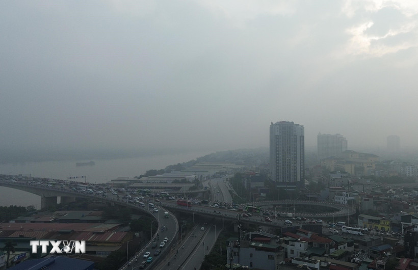 Hà Nội sáng sớm có sương mù. (Ảnh: Phan Phương/TTXVN)