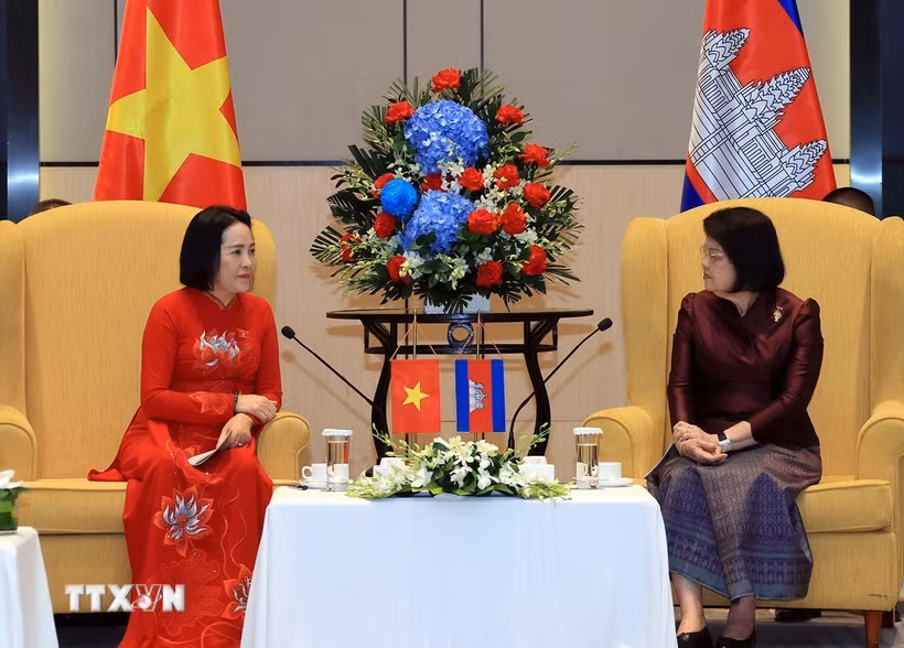 Chủ tịch Quốc hội Campuchia Samdech Khuon Sudary và Phó Chủ tịch Quốc hội, Chủ tịch Hội hữu nghị Việt Nam-Campuchia Nguyễn Thị Thanh. (Ảnh: Tuấn Anh/TTXVN)