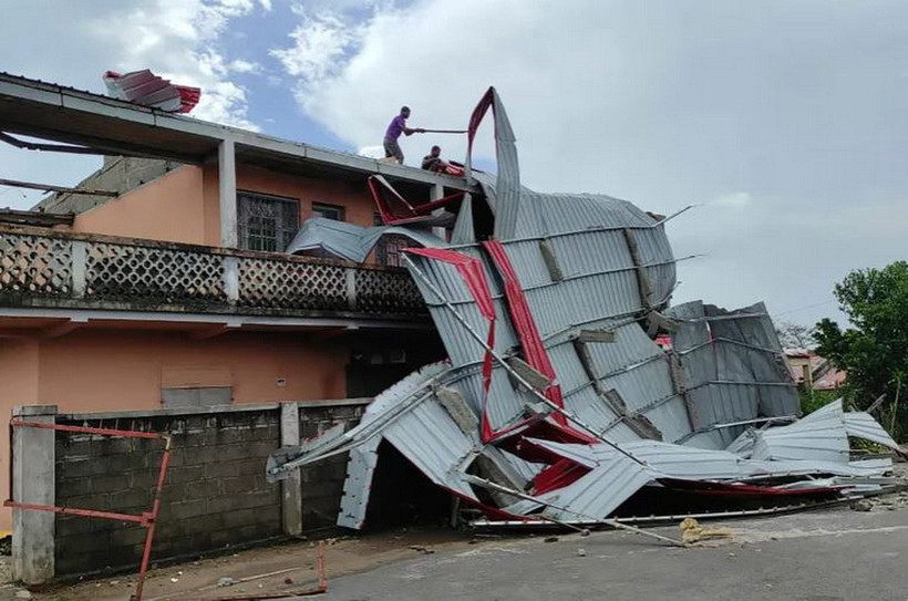 Một ngôi nhà ở quận Mananjary, Madagascar bị tốc mái do bão. (Ảnh: AP)