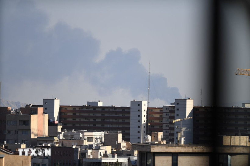 Khói bốc lên sau cuộc tấn công của Israel tại Tehran, Iran. (Ảnh: THX/TTXVN)