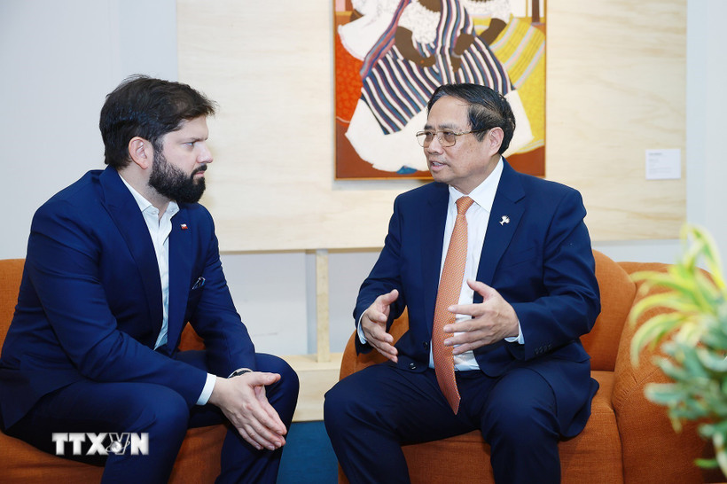 Thủ tướng Phạm Minh Chính gặp Tổng thống Chile Gabriel Boric. (Ảnh: Dương Giang/TTXVN)