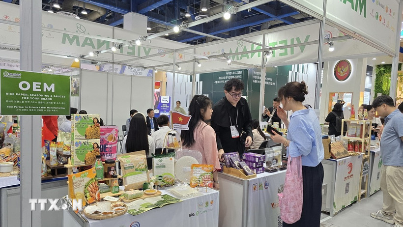 Khách nước ngoài tham quan gian hàng Việt Nam. (Ảnh: Đức Thắng/TTXVN)