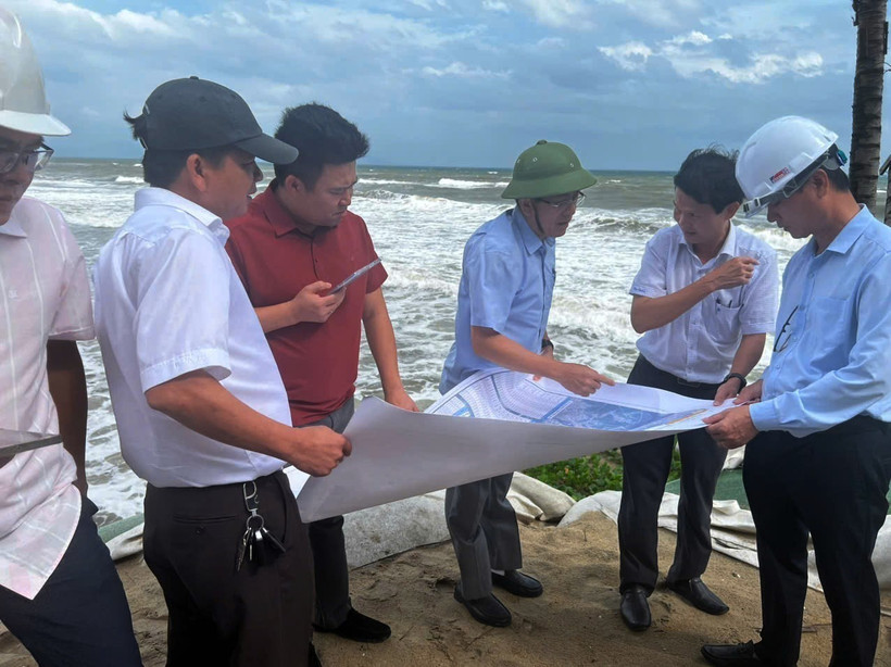 Sáng 20/10, Phó Chủ tịch UBND thành phố Đà Nẵng Trần Nam Hưng đến kiểm tra tình hình sạt lở bờ biển An Bàng do ảnh hưởng của cơn bão số 12 gây sóng mạnh và triều cường liên tục dội vào đất liền. (Ảnh: Đoàn Hữu Trung/TTXVN)