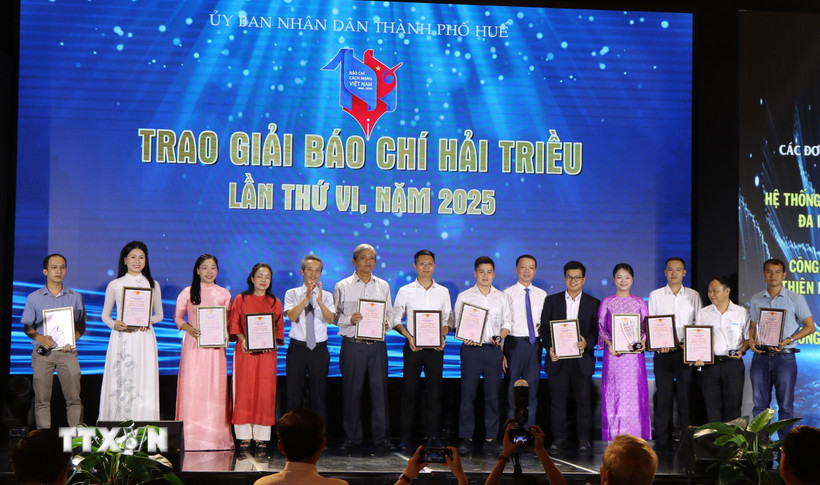 Ban tổ chức trao cúp và chứng nhận cho tác phẩm đạt giải Nhì. (Ảnh: Tường Vi/TTXVN)