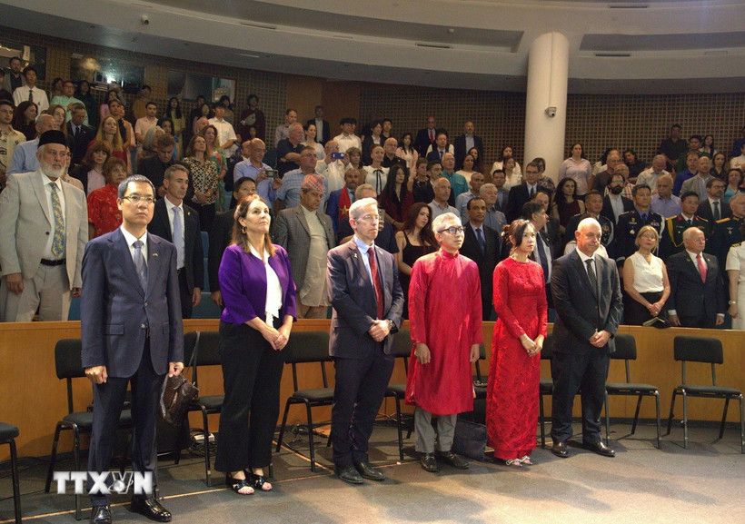 Các đại biểu làm lễ chào cờ. (Ảnh: Thanh Bình/TTXVN)