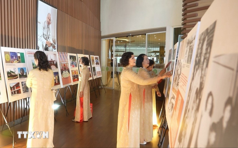 Kiều bào Thái Lan tham quan Triển lãm “Hồ Chí Minh - Biểu tượng Thời đại: Cầu nối hữu nghị Việt Nam-Thái Lan." (Ảnh: Đỗ Sinh/TTXVN)