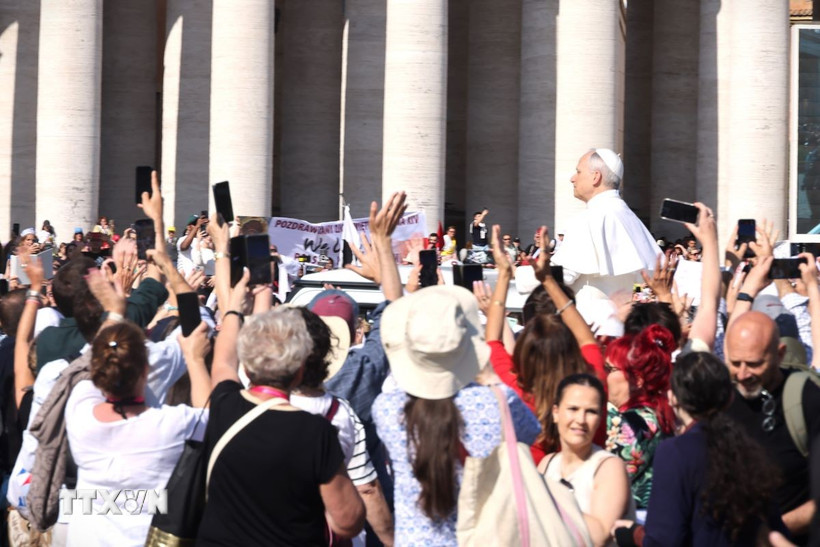 Người dân vui mừng chào đón Giáo hoàng Leo XIV. (Ảnh: DươngHoa/TTXVN)