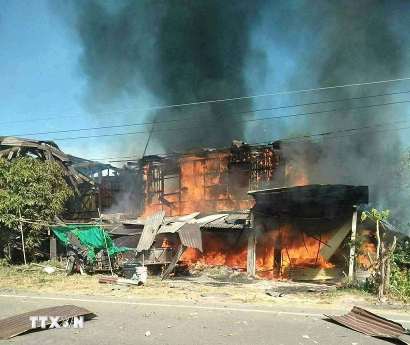 Một ngôi nhà ở tỉnh Sisaket, Thái Lan bị phá huỷ do trúng đạn pháo trong xung đột biên giới với Campuchia, ngày 13/12/2025. (Ảnh: THX/TTXVN)