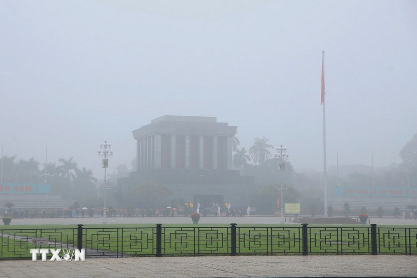 Sương mù từ sáng sớm ở khu vực Quảng trường Ba Đình. (Ảnh: Nguyễn Hoa/TTXVN phát)