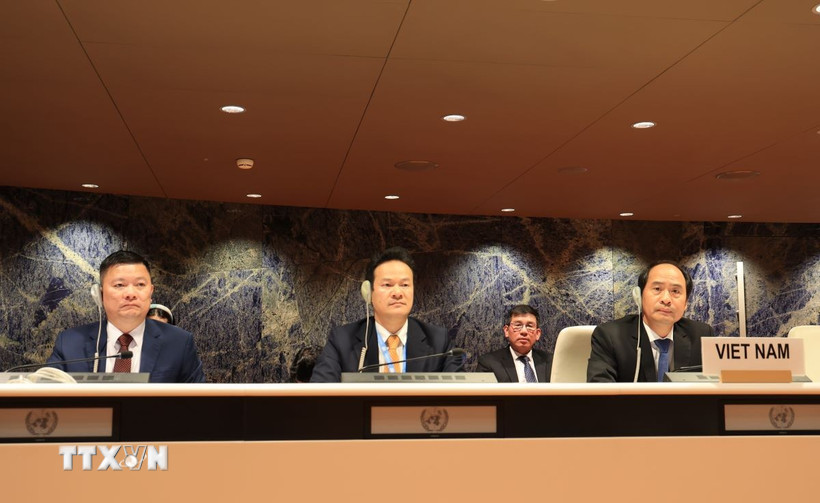 Đại sứ Mai Phan Dũng - Trưởng phái đoàn Việt Nam tại Geneva (giữa), cùng với Thứ trưởng Bộ Nội vụ Nguyễn Văn Hồi (bên phải) và thành viên trong đoàn. (Ảnh: Anh Hiển/TTXVN)