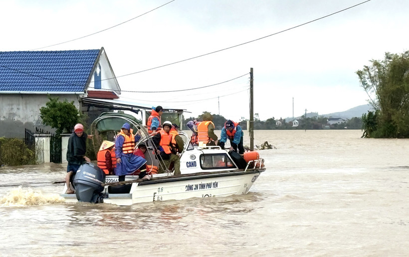 Canô di chuyển vào vùng ngập nặng tại xã Hòa Thịnh, tỉnh Đắk Lắk để giải cứu người dân. (Ảnh: Tường Quân/TTXVN)