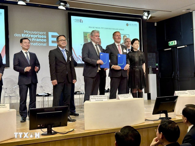 Lãnh đạo Tập đoàn FPT và Tập đoàn Airbus trao Thỏa thuận Dịch vụ chính (MSA) tại Diễn đàn doanh nghiệp Việt Nam-Pháp. (Ảnh : Thu Hà/TTXVN)