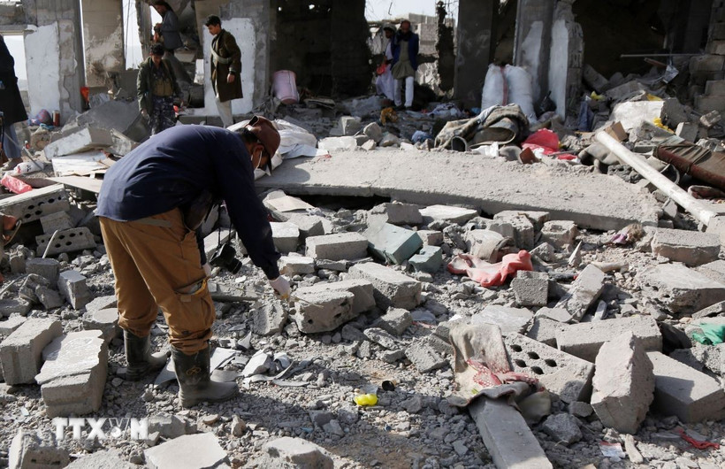 Ngôi nhà tại Sanaa, Yemen bị phá hủy sau khi trúng không kích của Mỹ ngày 7/4/2025. (Ảnh: THX/TTXVN)