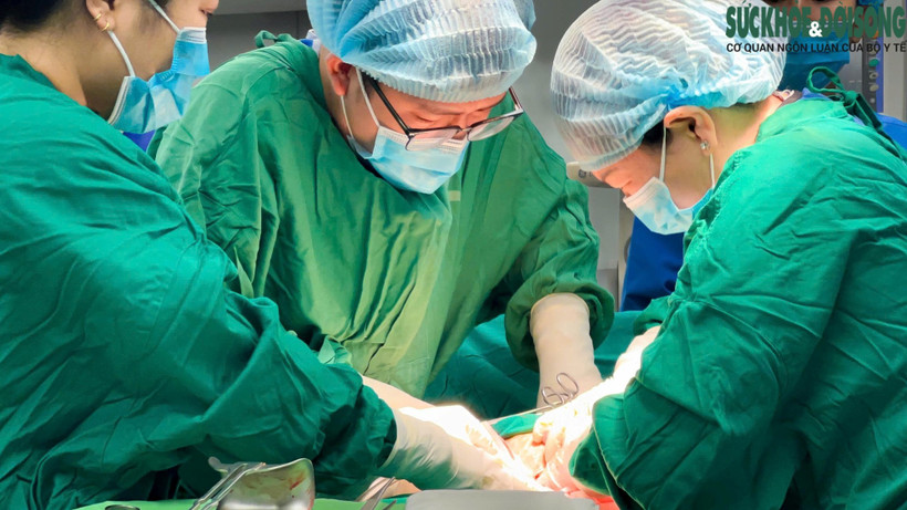 Bác sỹ Khoa Sản, Bệnh viện đa khoa Bình Dương, tiến hành mổ lấy thai cho sản phụ. (Ảnh: Bệnh viện cung cấp)