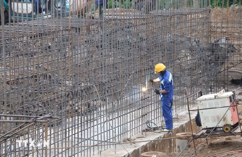 Thi công tại Dự án thành phần 2 cao tốc Cao Lãnh - An Hữu, giai đoạn 1. (Ảnh: Đức Tâm/TTXVN)
