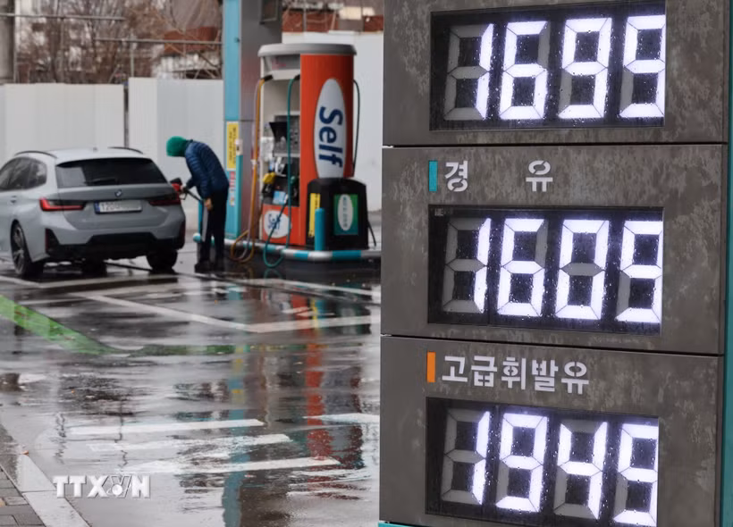 Bảng giá niêm yết tại một trạm xăng ở Seoul, Hàn Quốc. (Ảnh: Yonhap/TTXVN)