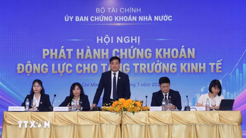 Phiên thảo luận về các quy định mới tại Nghị định số 200/2026/NĐ-CP về chào bán, giao dịch trái phiếu doanh nghiệp riêng lẻ. (Ảnh: Hứa Chung/TTXVN)