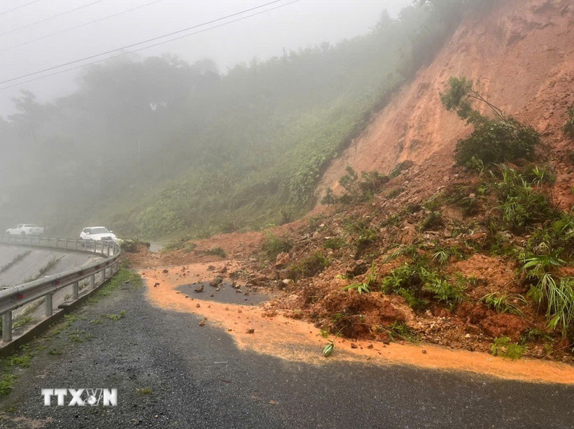Mưa lớn gây sạt lở tại Km195 trên đường Hồ Chí Minh nhánh tây thuộc địa phận xã Hướng Việt, huyện Hướng Hóa (Quảng Trị). (Ảnh: TTXVN phát)