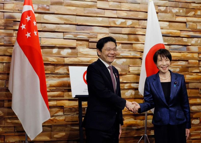 Thủ tướng Lawrence Wong và người đồng cấp Nhật Bản Sanae Takaichi. (Ảnh: AP)