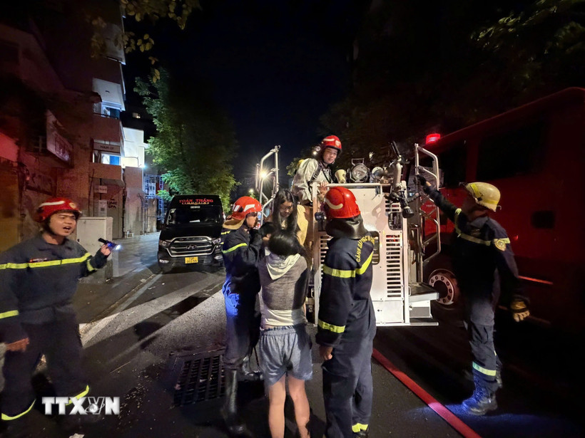 Nhiều người bên trong căn nhà được giải cứu. (Ảnh: TTXVN phát)