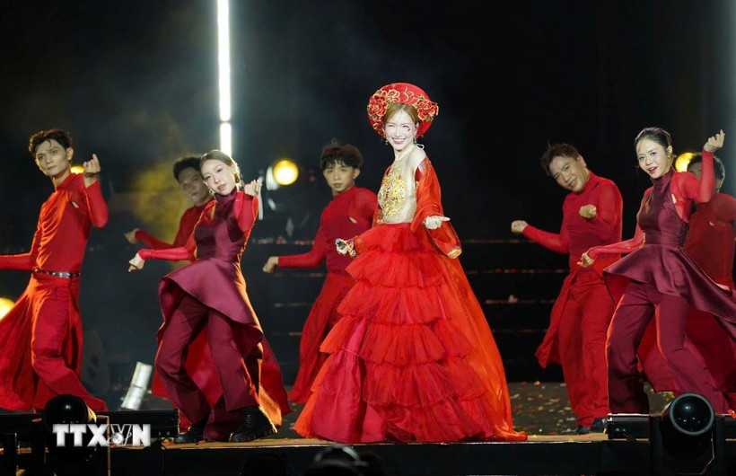 Hoà Minzy trình diễn ca khúc "Bắc Bling" đậm màu sắc dân tộc. (Ảnh: Thu Hương/TTXVN)