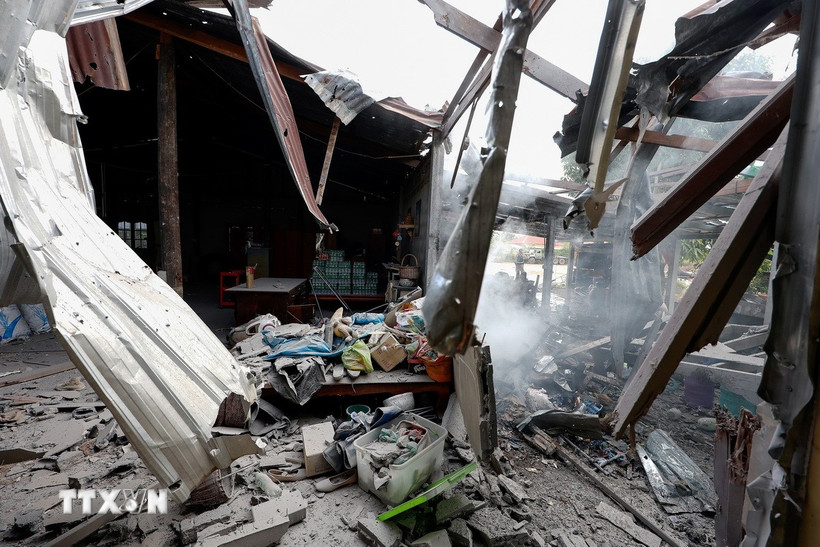 Căn nhà ở tỉnh Surin (Thái Lan) bị hư hại trong vụ xung đột biên giới Campuchia-Thái Lan, ngày 11/12/2025. (Ảnh: THX/TTXVN)