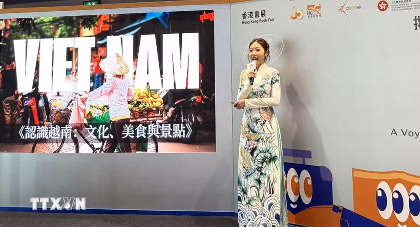 Nhà sáng lập dự án nghệ thuật "Soul of Vietnam" Bonnie Chau giới thiệu về Việt Nam với khán giả Hong Kong và quốc tế tại Hội chợ Sách Hong Kong (Trung Quốc) lần thứ 36. (Ảnh: Lê Anh/TTXVN)