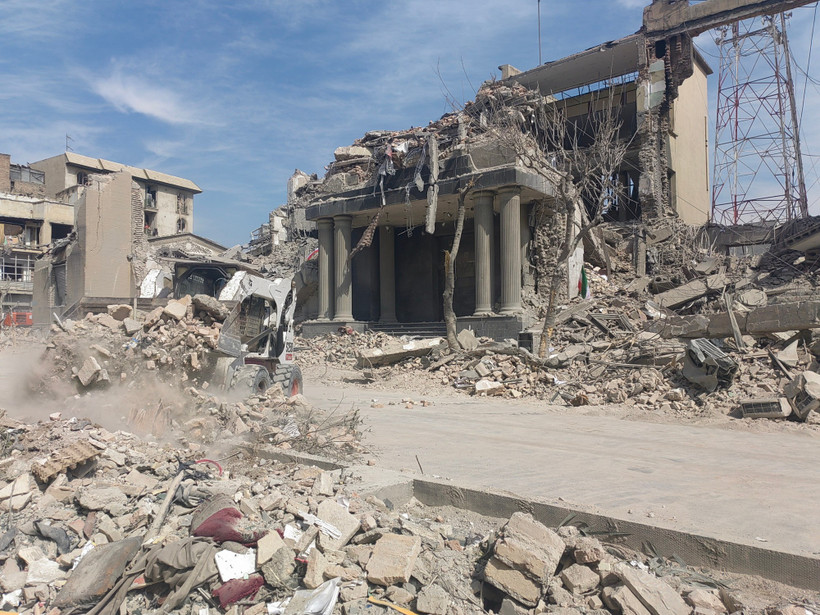 Những tòa nhà bị phá hủy sau các cuộc tập kích tại Tehran, Iran ngày 4/3/2026. (Ảnh: THX/TTXVN)