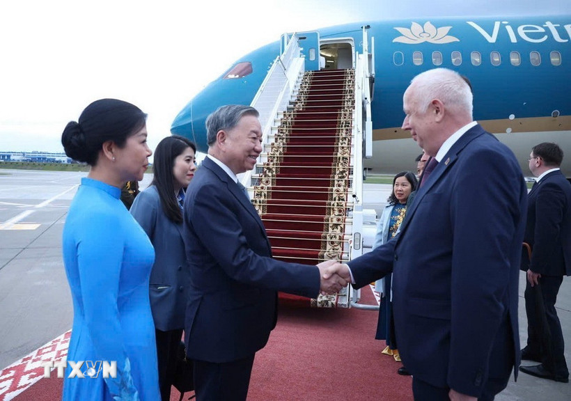 Phó Thủ tướng Belarus Anatoly Sivak tiễn Tổng Bí thư Tô Lâm và Phu nhân tại sân bay quốc tế Minsk.(Ảnh: Thống Nhất/TTXVN)