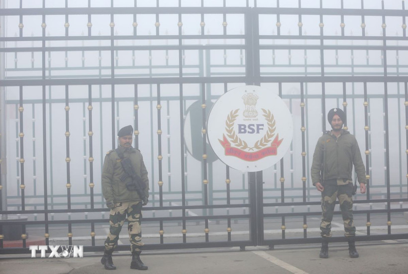 Binh sỹ gác tại cửa khẩu biên giới giữa Pakistan và Ấn Độ, tại Attari, gần Amritsar, Ấn Độ. (Ảnh: ANI/TTXVN)