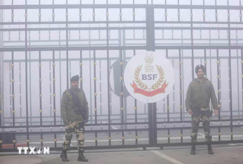 Binh sỹ gác tại cửa khẩu biên giới giữa Pakistan và Ấn Độ, tại Attari, gần Amritsar, Ấn Độ. (Ảnh: ANI/TTXVN)
