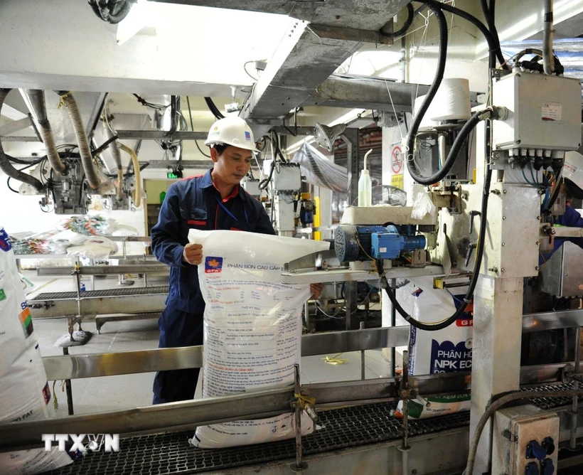Đóng bao phân đạm trên dây chuyền hiện đại. (Ảnh: Huỳnh Thế Anh/TTXVN)
