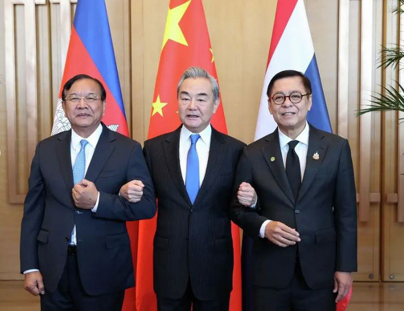 Bộ trưởng Ngoại giao Campuchia Prak Sokhonn (bên trái), Bộ trưởng Ngoại giao Thái Lan Sihasak Phuangketkeow (bên phải) và Bộ trưởng Ngoại giao Vương Nghị (giữa). (Ảnh: AKP)