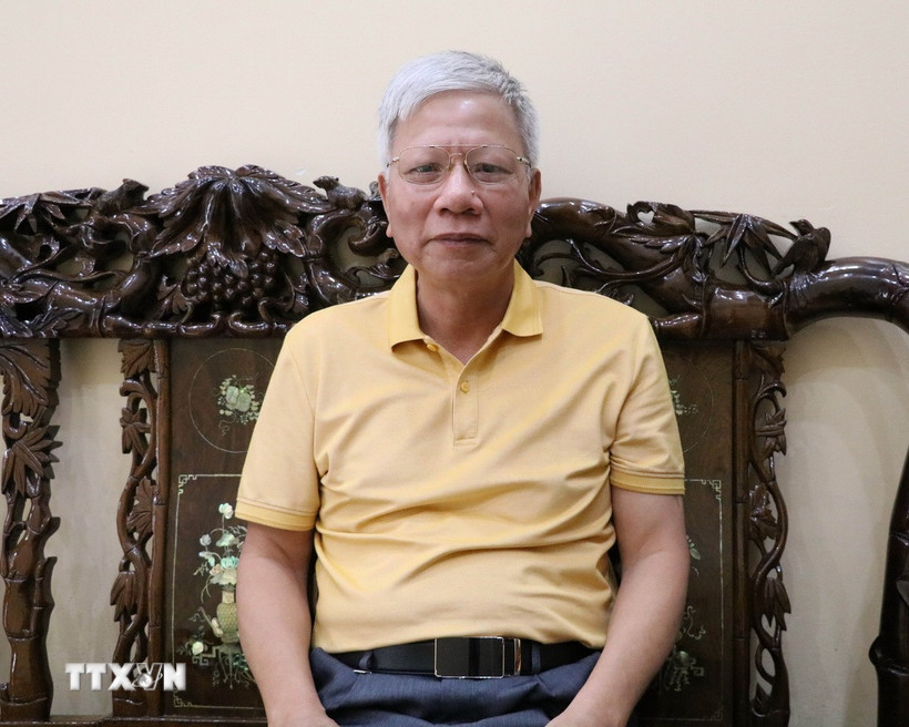 Ông Phạm Văn Dẫn, Bí thư chi bộ phố Tân Văn, phường Hoa Lư, tỉnh Ninh Bình, đánh giá việc thực hiện Nghị quyết Đại hội đại biểu toàn quốc lần thứ XIII của Đảng trong dự thảo văn kiện. (Ảnh: Thùy Dung/TTXVN)