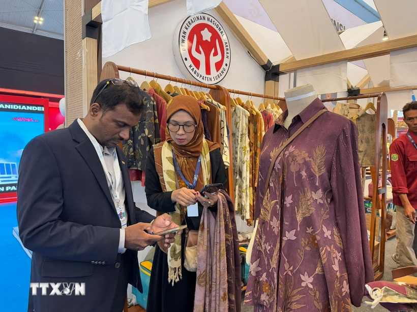 Gian hàng giới thiệu sản phẩm may mặc với công nghệ in sử dụng chất liệu thiên nhiên (ecoprint) được nhiều khách nước ngoài quan tâm. (Ảnh: Đỗ Quyên/TTXVN)