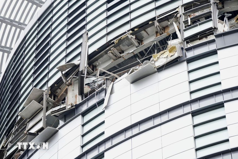 Tòa nhà trung tâm thương mại Shin Kong Mitsukoshi ở Đài Trung, Đài Loan (Trung Quốc) bị hư hại một phần sau vụ nổ, ngày 13/2/2025. (Ảnh: Kyodo/TTXVN)