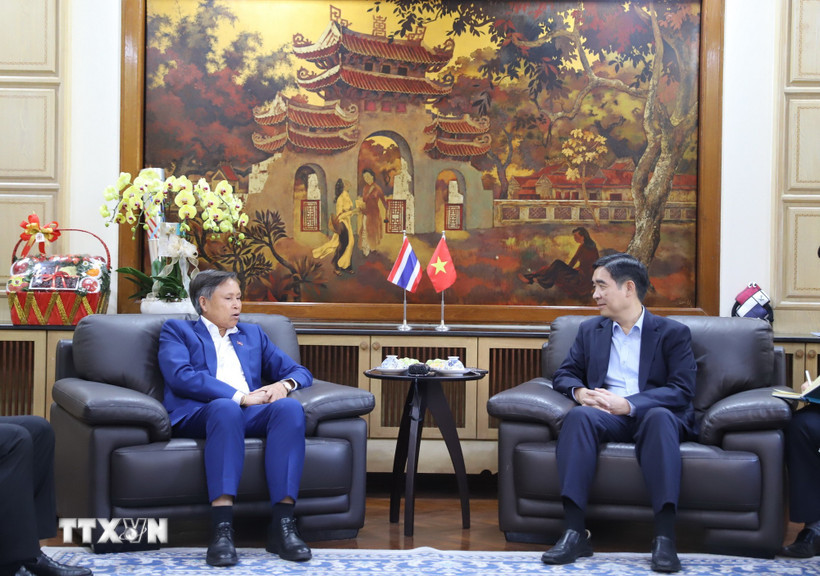 Đại sứ Sisavath Inphachanh (trái) và Đại sứ Phạm Việt Hùng. (Ảnh: Đỗ Sinh/TTXVN)