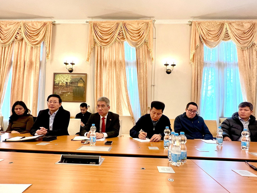 Đại sứ Nguyễn Đắc Thành (thứ ba từ trái) phát biểu tại lễ phát động quyên góp đợt hai ủng hộ đồng bào trong nước bị ảnh hưởng nặng nề bởi lũ lụt. (Ảnh: Phương Hoa/TTXVN)