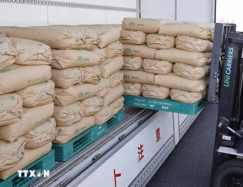 Gạo dự trữ được chuyển tới nhà máy xay xát ở tỉnh Saitama, Nhật Bản, ngày 18/3. (Ảnh: Kyodo/TTXVN)