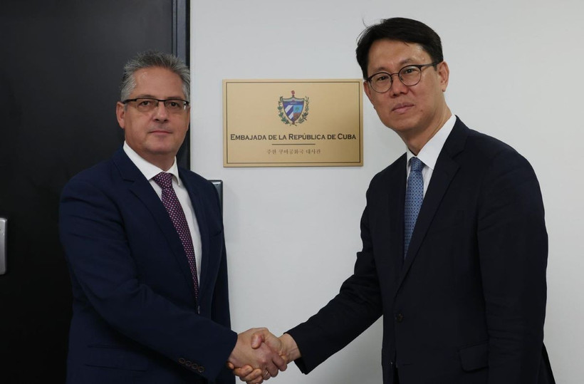 Ông Ariel Lorenzo Rodriguez (trái) và ông Lee Joo-il trong buổi lễ khánh thành tấm biển trước lễ khánh thành chính thức Đại sứ quán Cuba tại Seoul, ngày 10/6. (Ảnh: Yonhap)